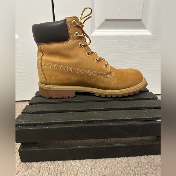 Timberland Kids Tan Boots with Gold Laces - Picture 8 of 8